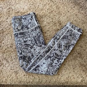 Athleta Elation 7/8 tight white&black print